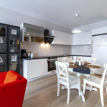Central Flat With Balcony In Fikirtepe