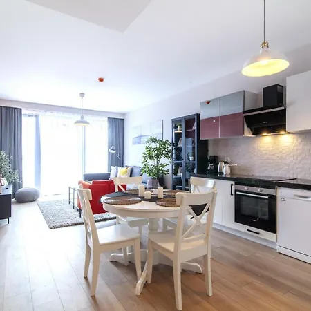 Central Flat With Balcony In Fikirtepe 아파트 이스탄불